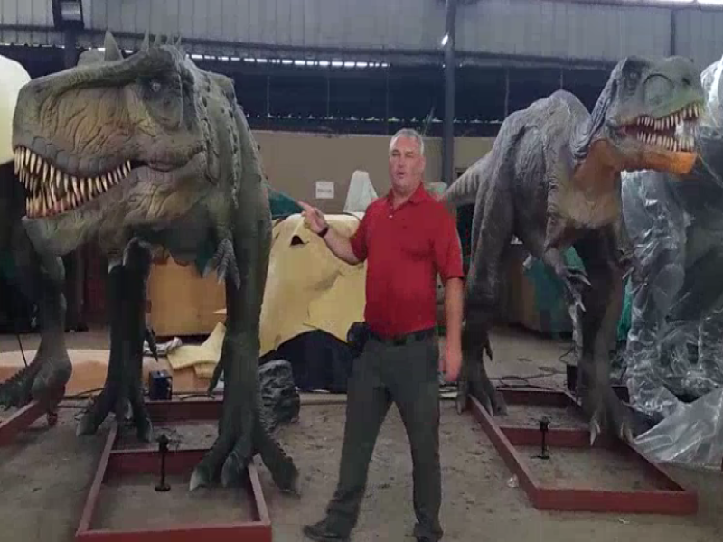 外宾莅临参观工厂，观看恐龙产品